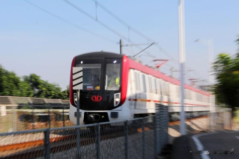 广佛环线去年12月开通后，佛山至广州的行程缩短了20分钟，半小时车程成为历史。