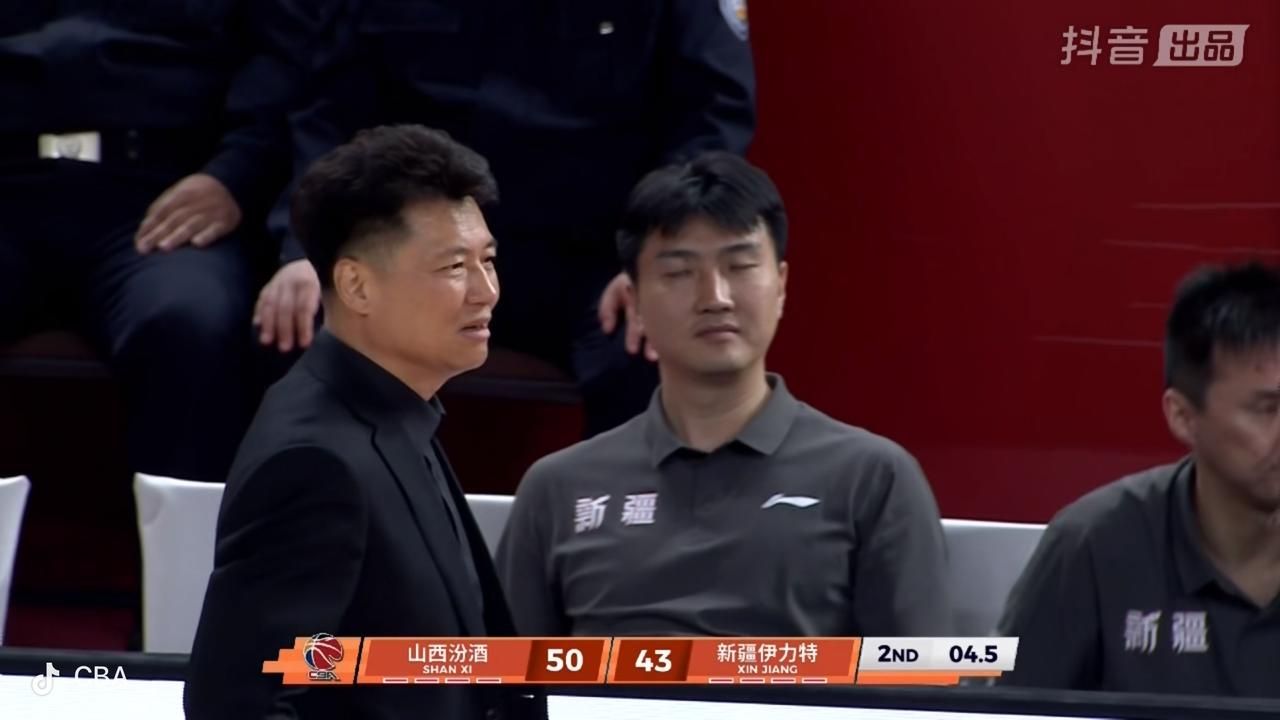 真的很没有想到，新疆飞虎男篮上半场比赛虽然落后，但是打得非常漂亮！

     