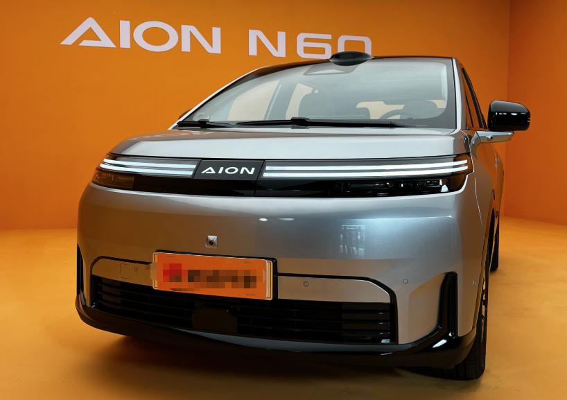 这款埃安N60还是比较时尚的，从车头部分能够看得出来，与极氪的那款宝宝巴士非常类