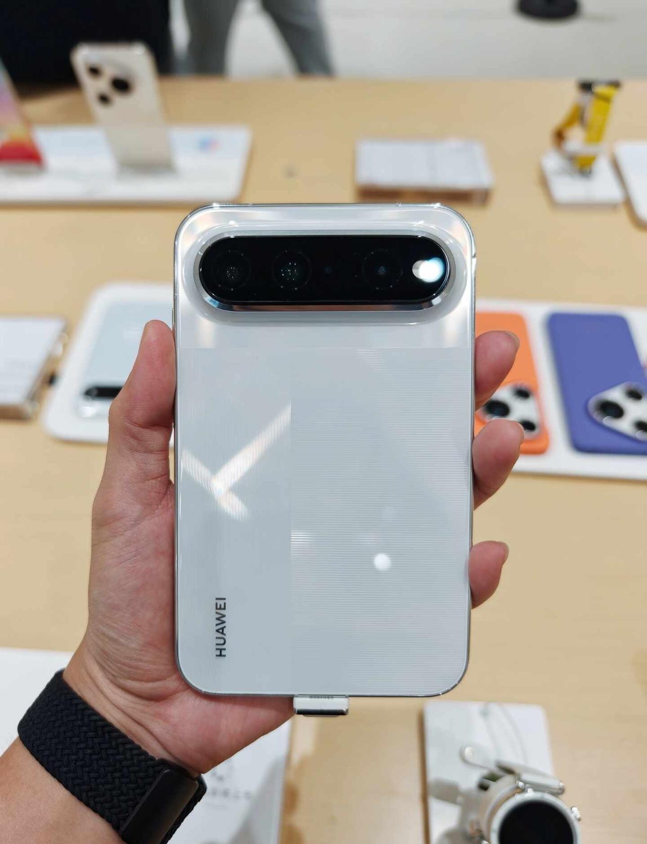 HUAWEI Pura X View丨新奇，但有待时间考验
虽然还没有正式上市，
