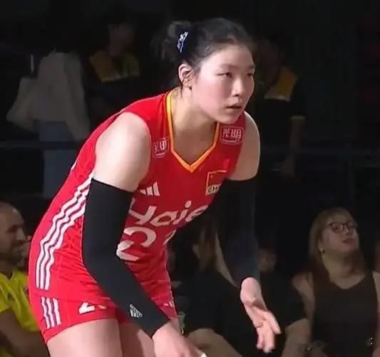 这记绝地反击，准是死磕到底、绝不认怂！先丢一局，再丢赛点，中国女排硬生生从悬崖边