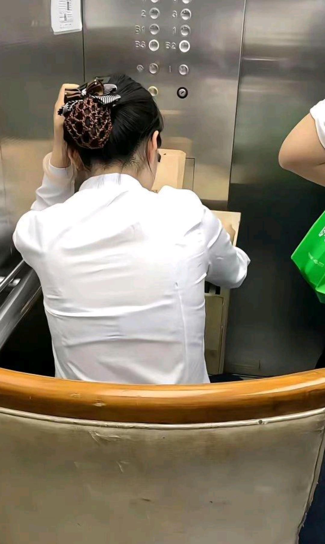 这是什么职位？专门负责开电梯！这个工作没点关系估计还干不成吧？