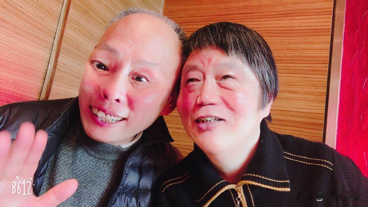 因为心里有你

因为心里有你，所以老是“盯牢侬”。
看似这句话，有点让人“汗毛凛