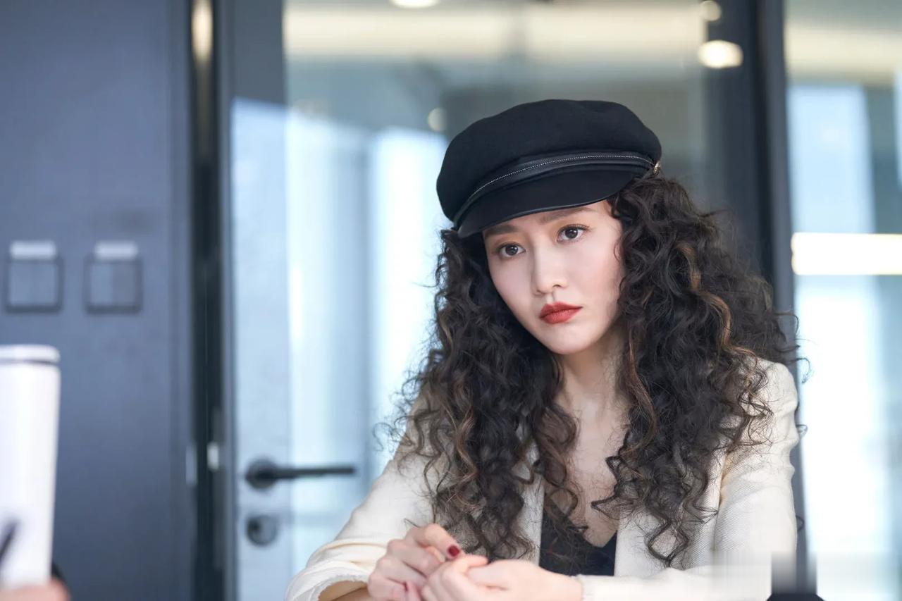 《小满生活》里王鸥的造型好美。
素雅盘发配民族风布衣，羊毛卷配红唇，两种风格都能
