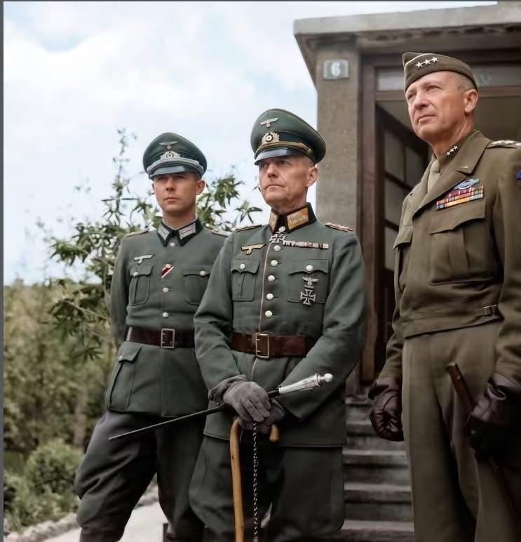 1945年，德国境内，美军将领与被俘德军将领合影！大家认得出他们是谁没？老照片