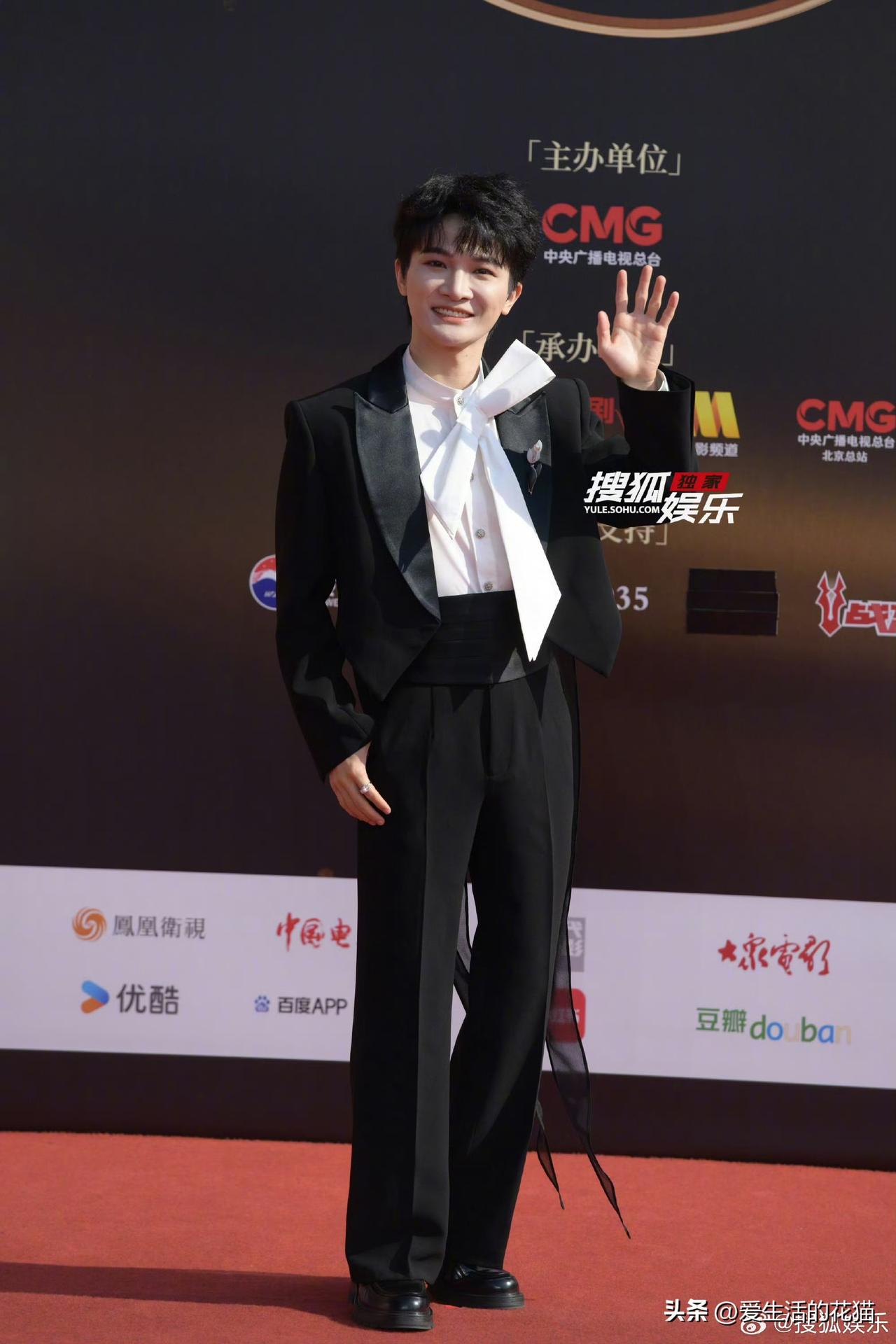 哇，今天深深这身燕尾服真的太绝了！满脑子都是“小王子”三个字。

仔细看这件礼服