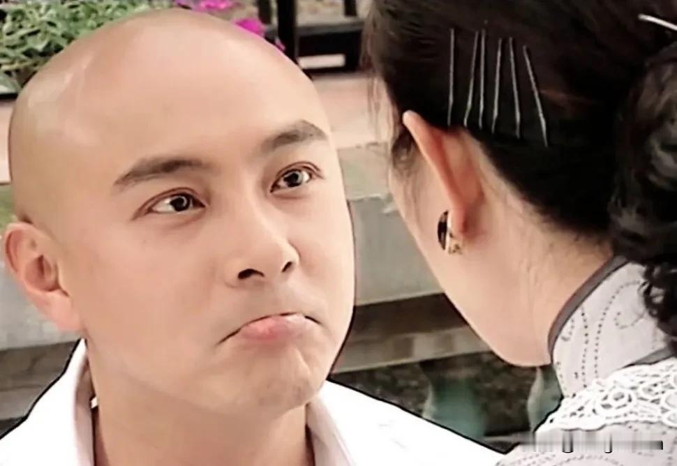 张卫健，真的感觉演啥都一模一样。




这种表演方式，让观众十分厌烦，再找他演
