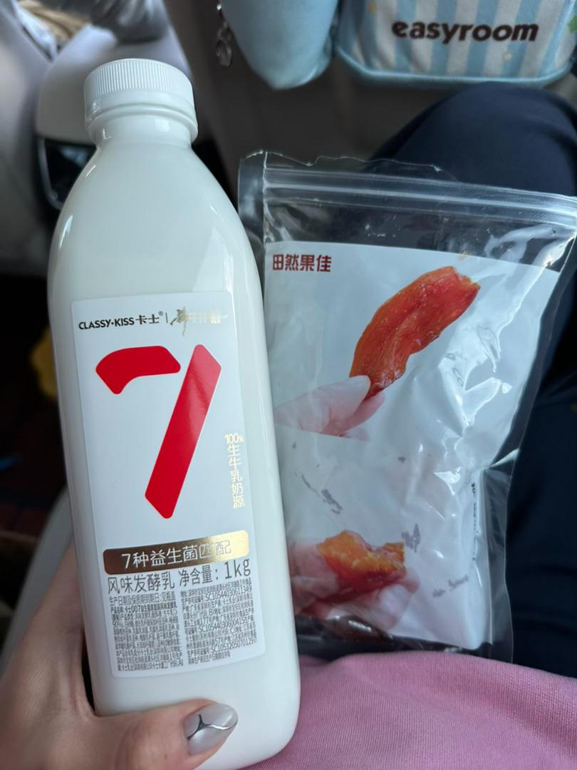 嘴馋夫妇的ootd：酸奶没有小桶了只能拎个大桶😓 ​​​