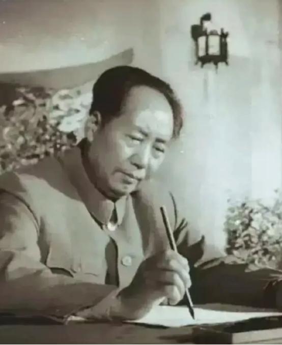 [微风]毛主席说：“战争年代是我们离不开群众，离开了群众，我们连脑壳也保不住，就