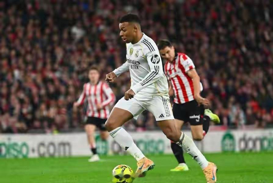 12月4日凌晨，足坛多场豪门对决落幕。西甲赛场，姆巴佩两记世界波+1次助攻独造三