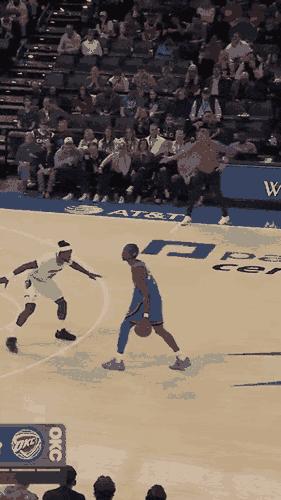 胯下运球，后撤两步，轴心脚一直在动，转身再来两下。
这球一共走了五步。
这画面我