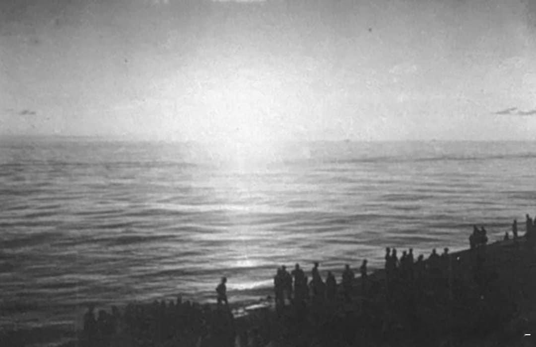 从瑞鹤号舰桥拍摄的珊瑚海落日，摄于珊瑚海海战结束后。（真 残阳如血）#军事历史全