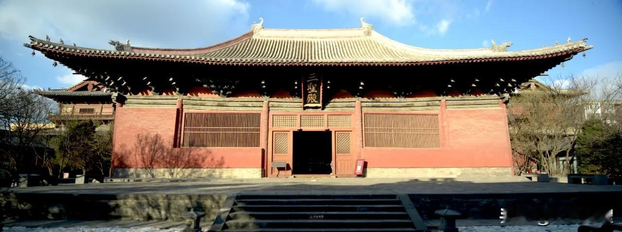 大同善化寺三圣殿
大同三圣殿是金代建筑，里面供奉着佛教三圣，殿里有一通金碑，是朱