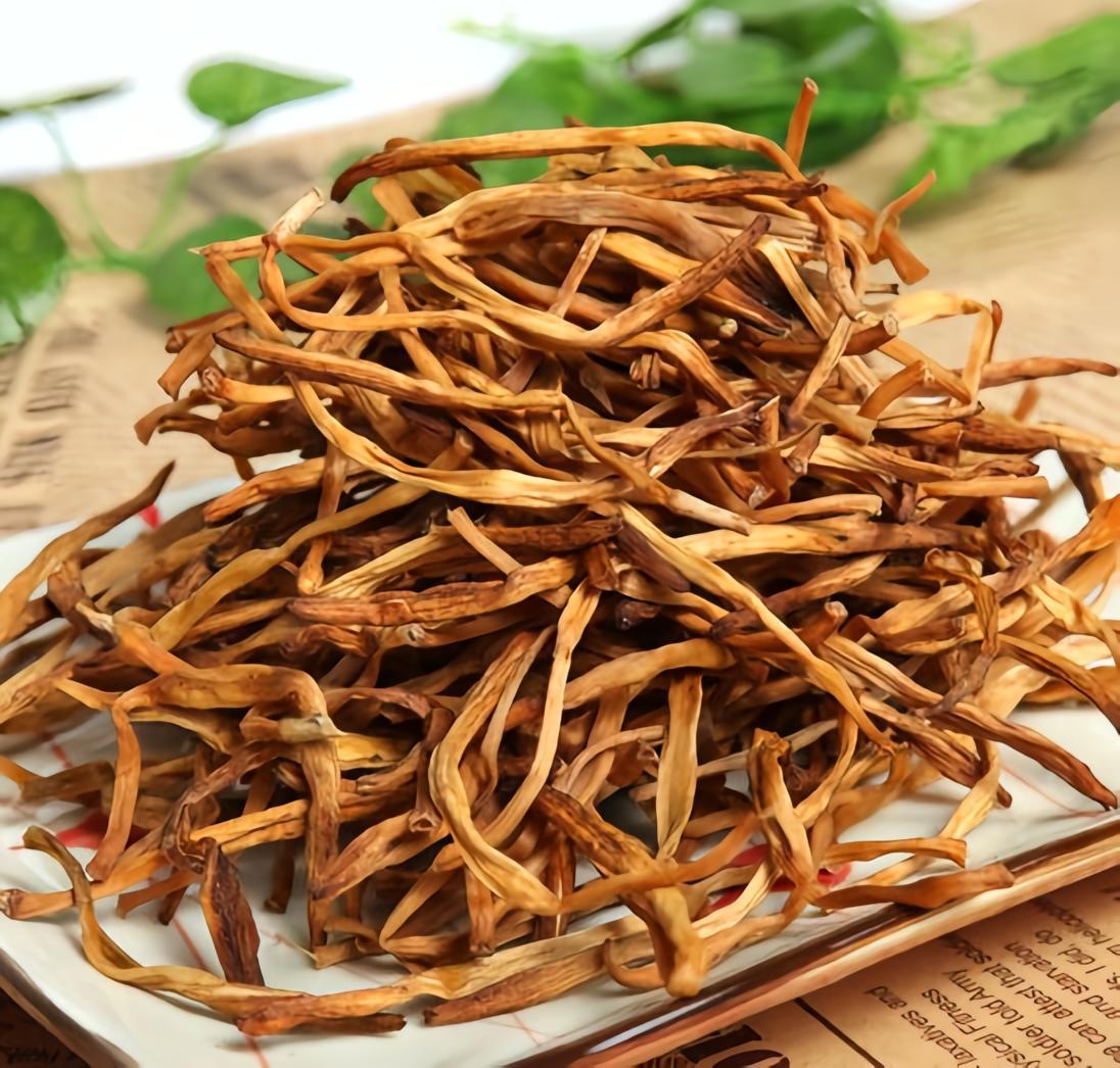 这种菜是黄花菜（忘忧草/健脑菜）。
为何说它比核桃更补脑呢？
- 卵磷脂含量更高