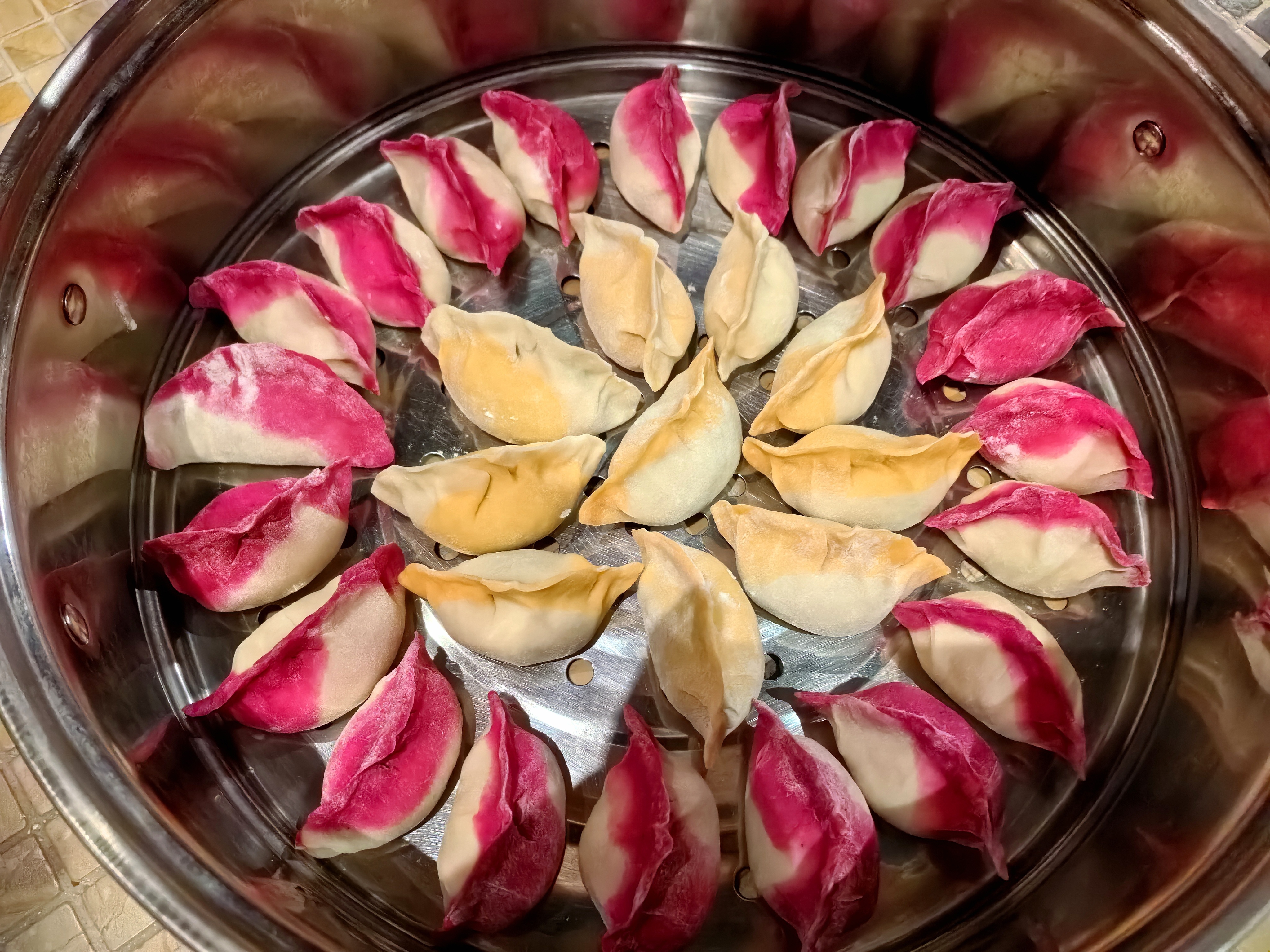 边看春晚，边包饺子。看到这会儿，今年的春晚感觉不错。 ​​​