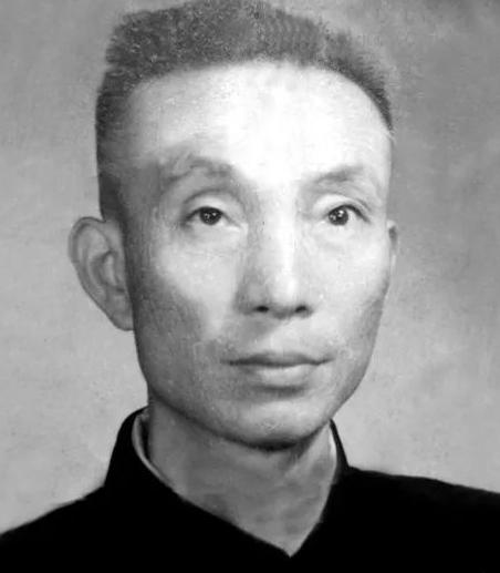 1939年，日军领事馆大摆庆功宴，一个军统特工趁机混入其中，悄悄撒进酒里，几十名