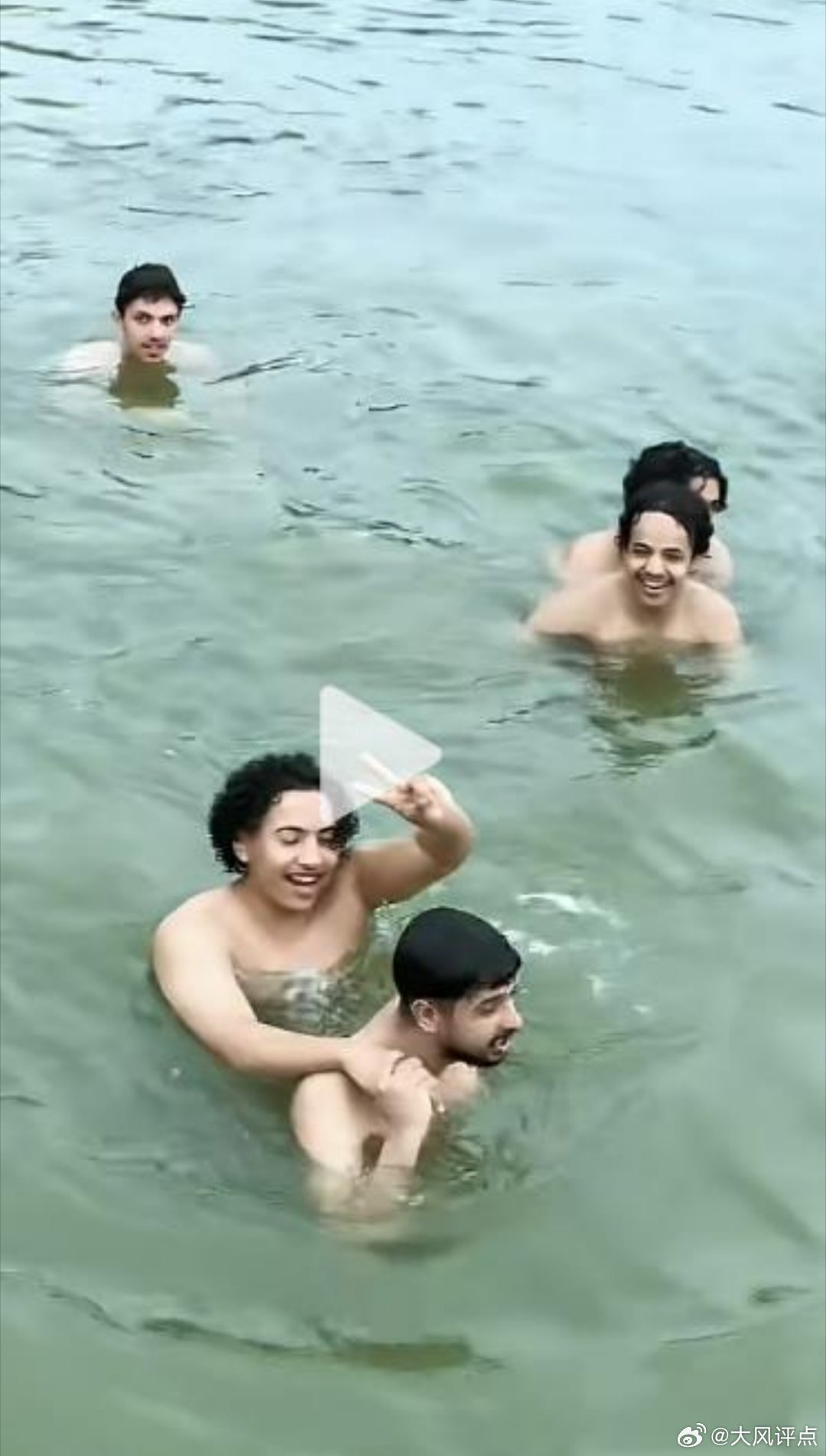 近日，武汉东湖，一群印度人着色了湖水…… 