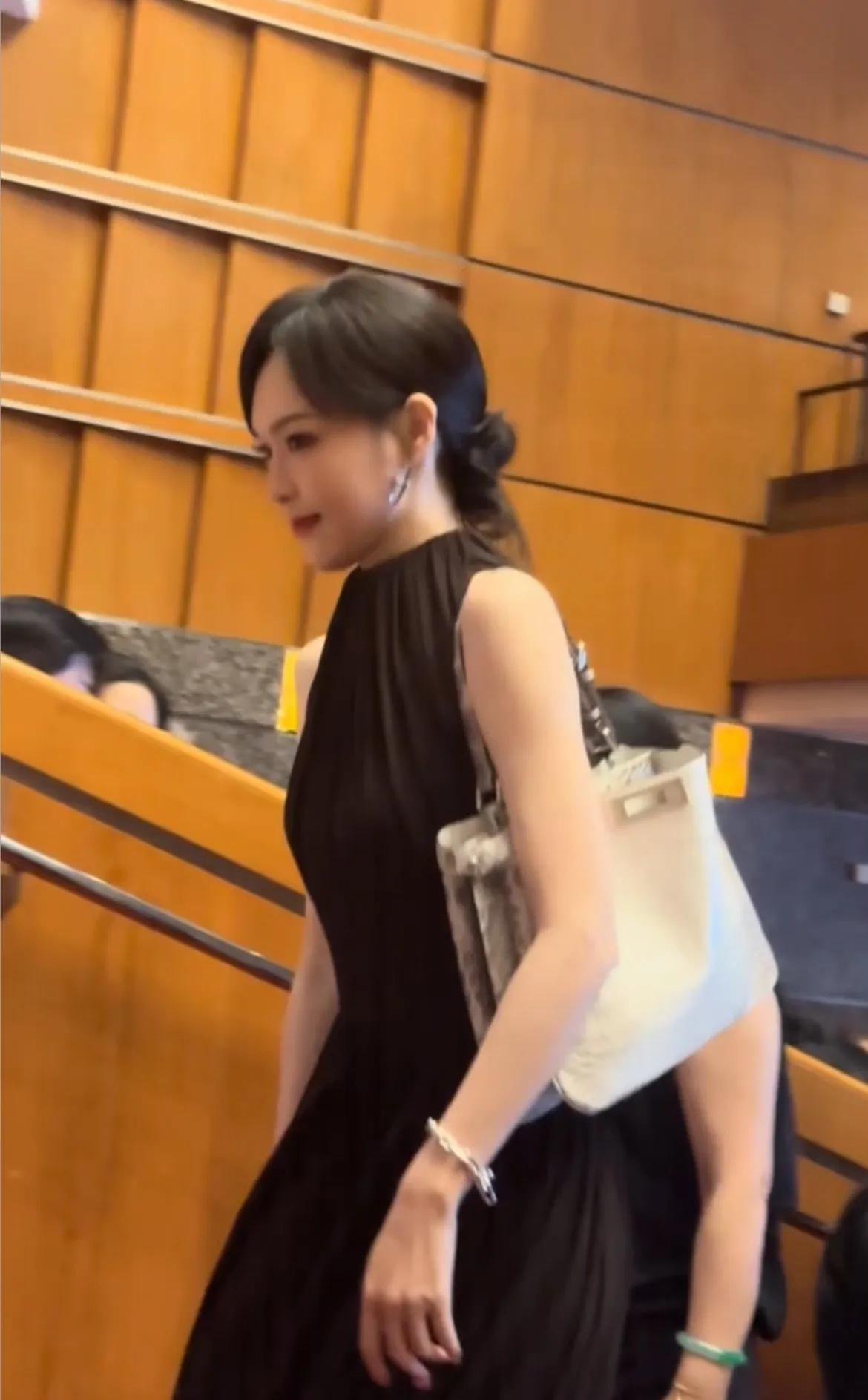 都说罗晋和唐嫣感情不和，
人家感情不好着呢嘛。
5月22日，有网友在学校活动偶遇