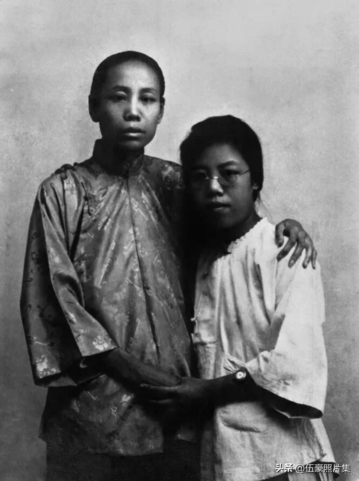 1925年，22岁的邓颖超与母亲杨振德女士的温情瞬间。此时，邓颖超刚从天津直隶第