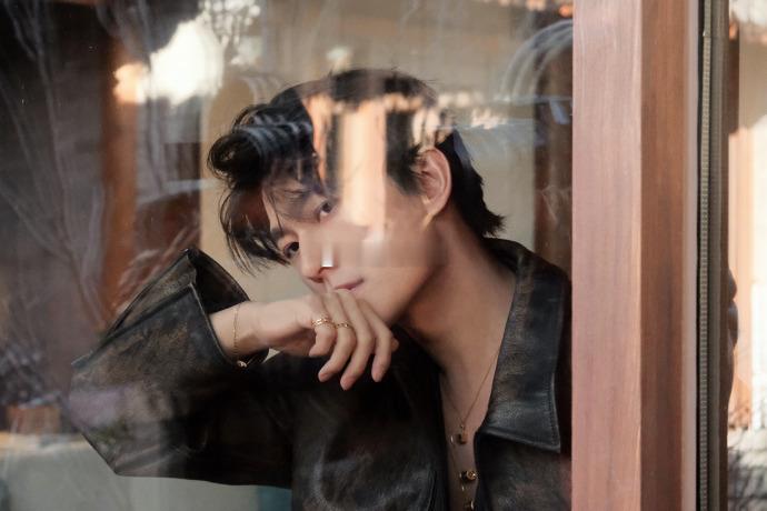 你是杨洋那他是谁 杨洋这温润公子风直接封神骨相优越颜值从未掉线，一袭雅韵造型尽显