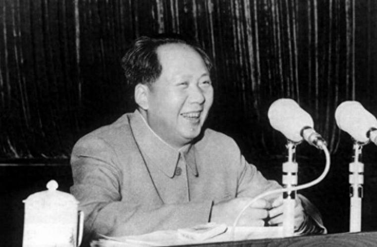 毛主席一次宴请郑洞国，亲自起身为他点烟，这件事后他为何不再提回乡种地的问题？
1