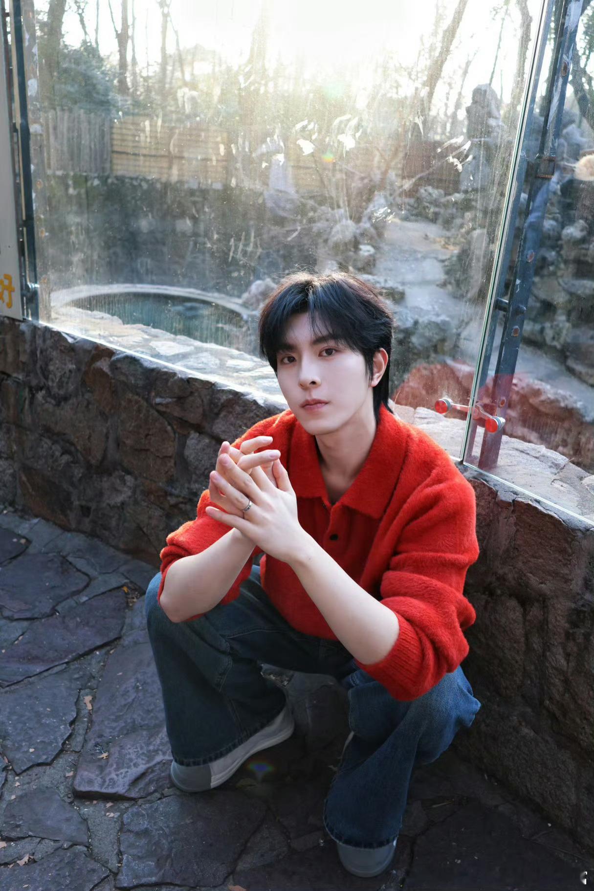 重点照片放第一张，看来某某和某某某玩的很开心了黄星 戒指