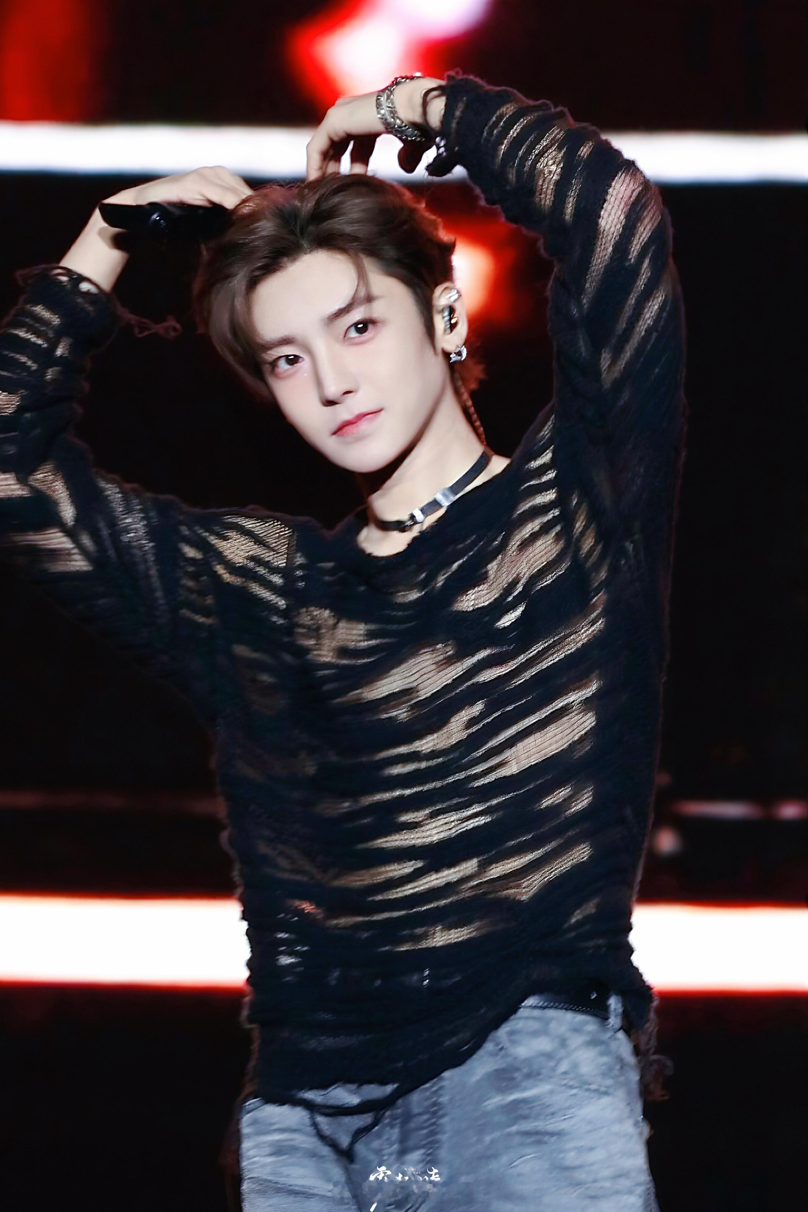 侯明昊音乐节现场生图路透来了！这也太帅了吧！