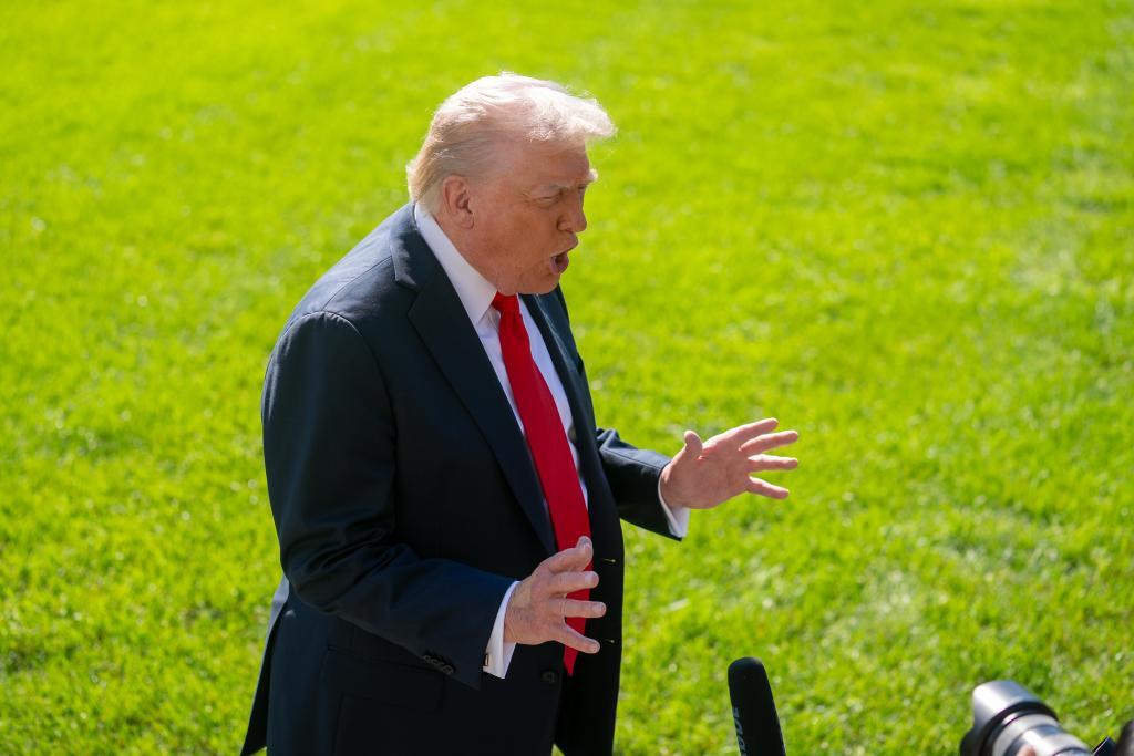 特朗普近日向伊朗发出明确信号，要么达成协议，否则将采取强硬行动。他提及去年6月下