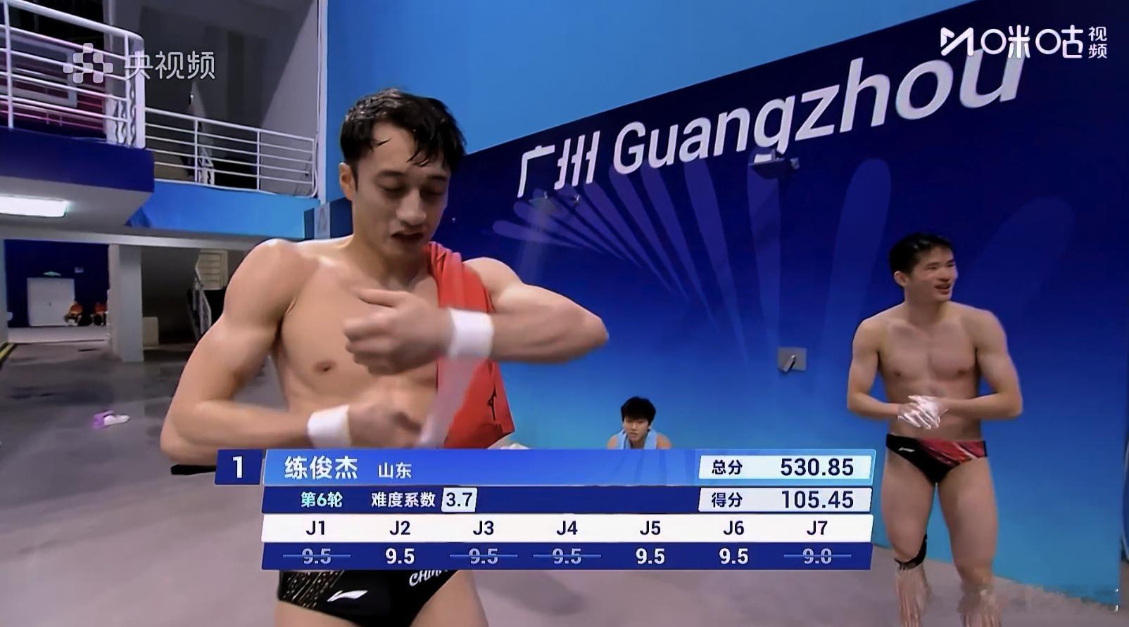 男子十米台巨好看！！！！练俊杰最终拿下金牌，曹缘第二。关键练俊杰最后一条109C
