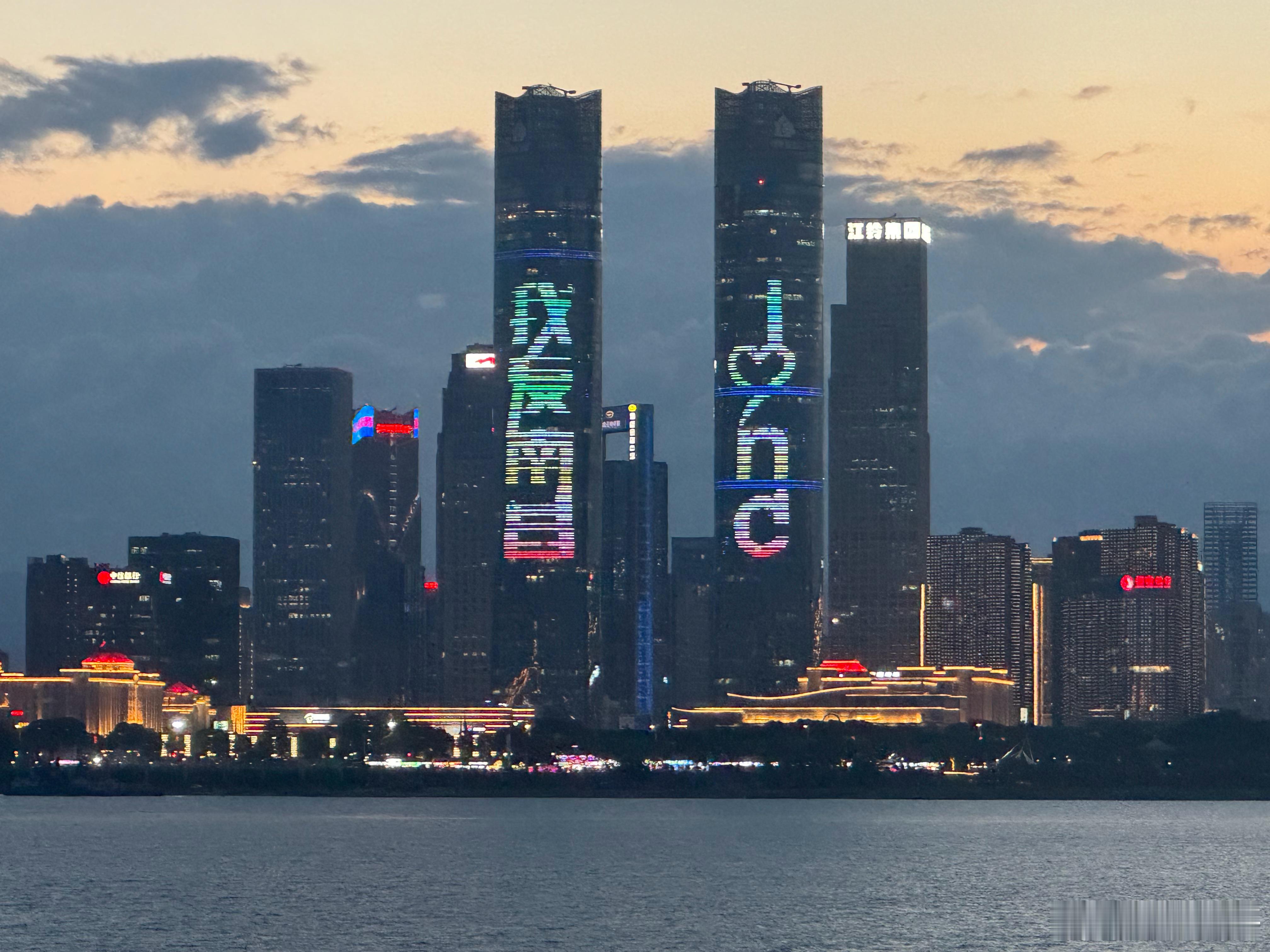 据说是南昌维多利亚港[可乐][可乐][可乐]  ​​​