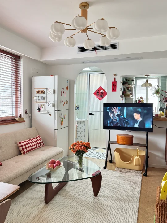 火锅煮好了，电视打开了……