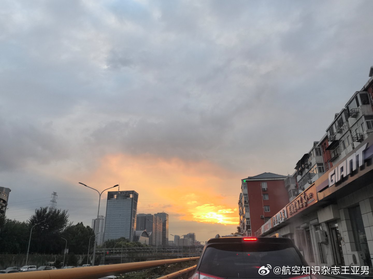 累了，看看霞光，回家沏上一壶酽茶，和神兽来段高阶斗法，便是休息了。明天，又是新的