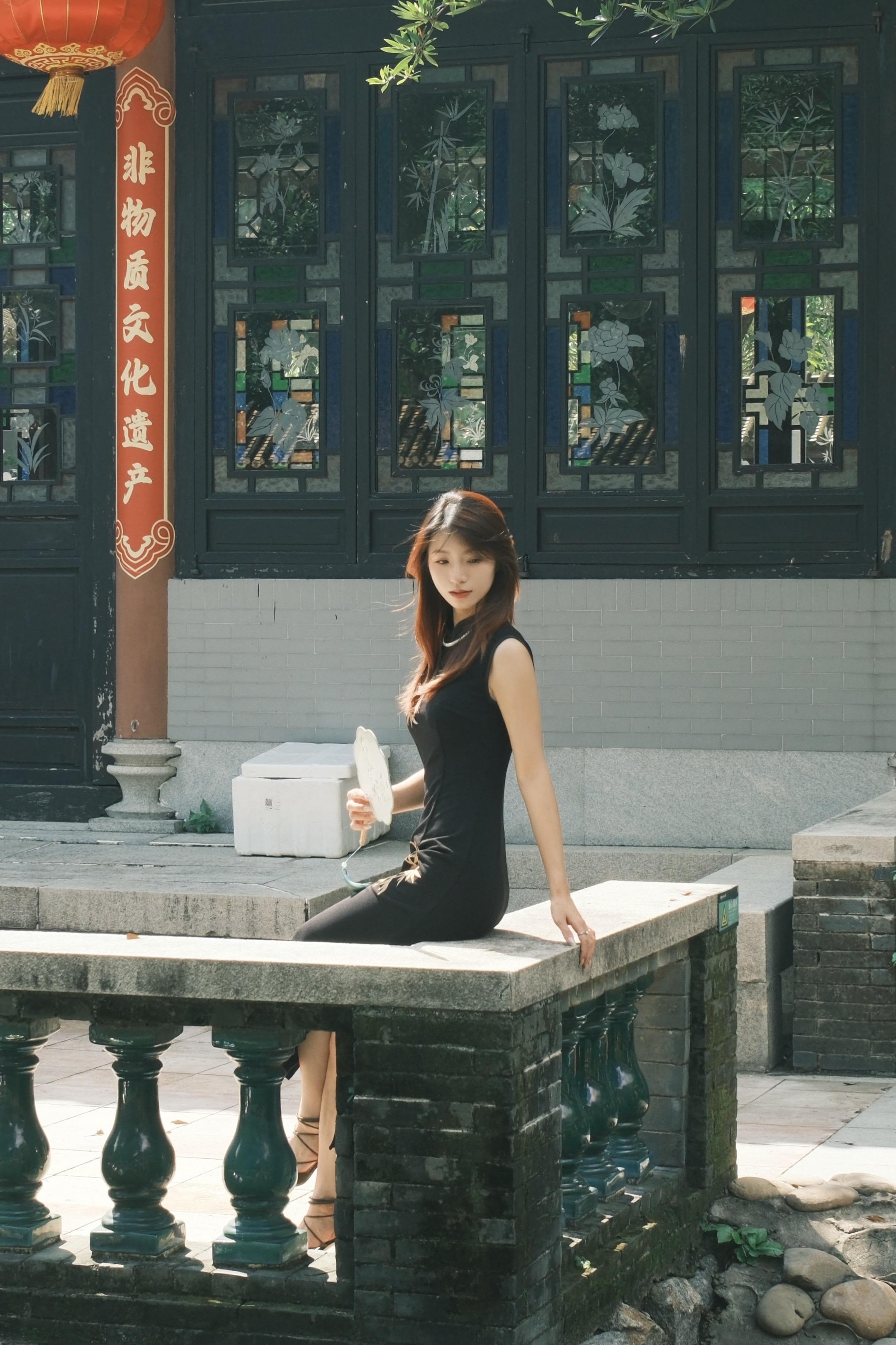 若有人兮山之阿，被薜荔兮带女萝。