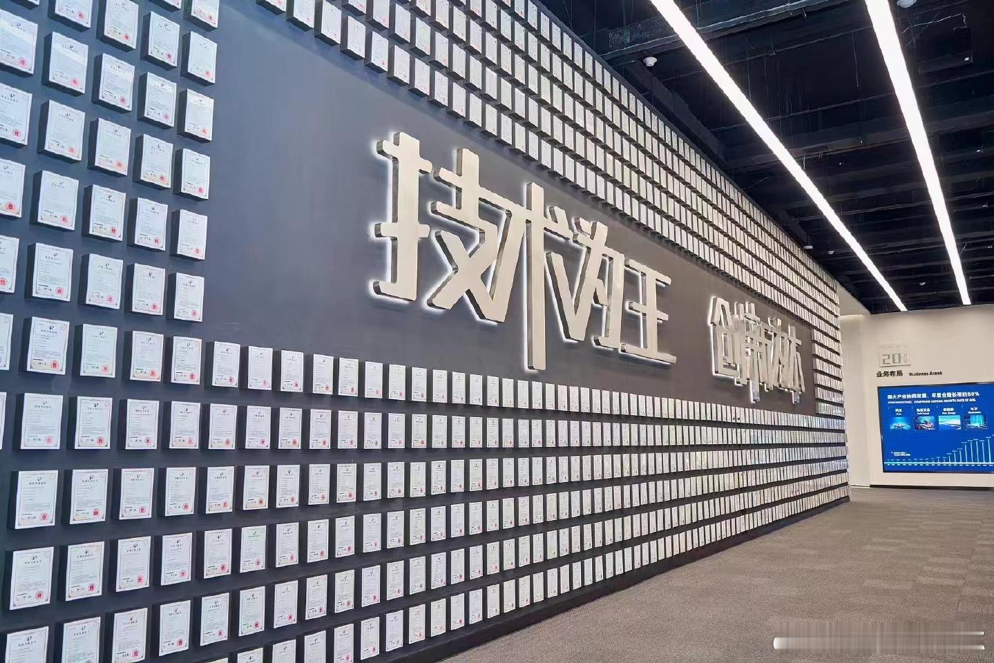 从财报来看，比亚迪已经投入研发费用近1400亿元，想要抵达技术的无人之境这是必须