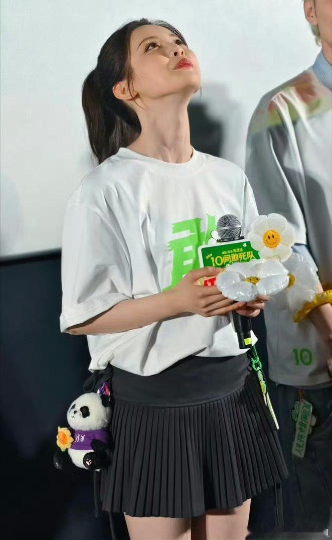 杨超越生图太绝了镜头零距离也完全扛住，五官小巧精致，气质清新脱俗，天然美貌自带高