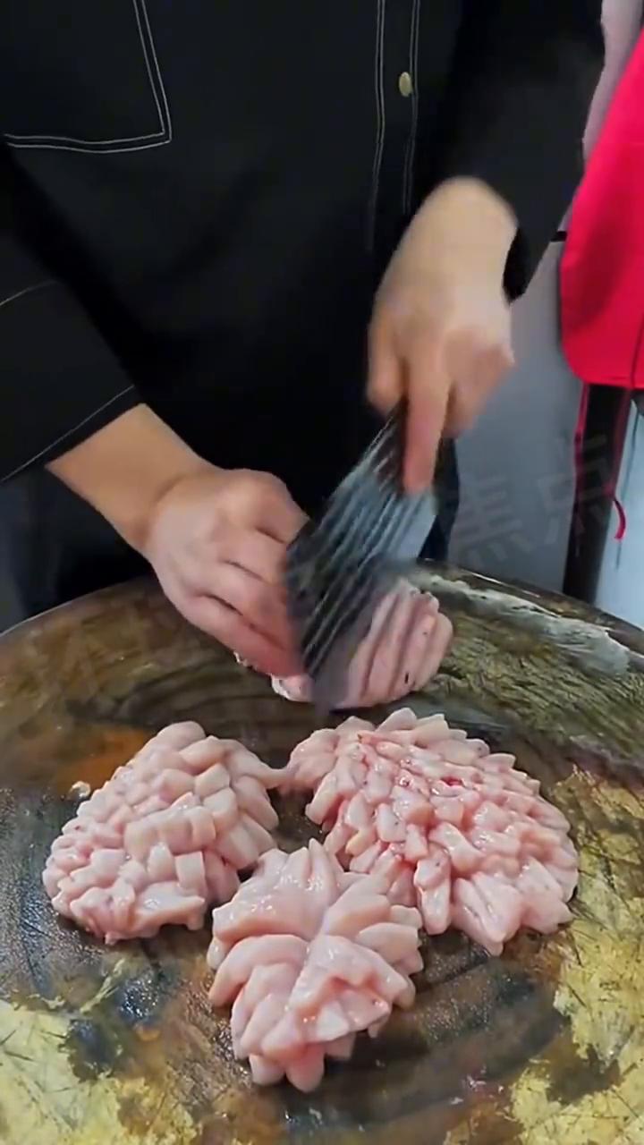 朋友们，看看这大个的刀工怎么样？先把两边虾头去尾，外皮扒掉，从中间刻上一刀，斜着