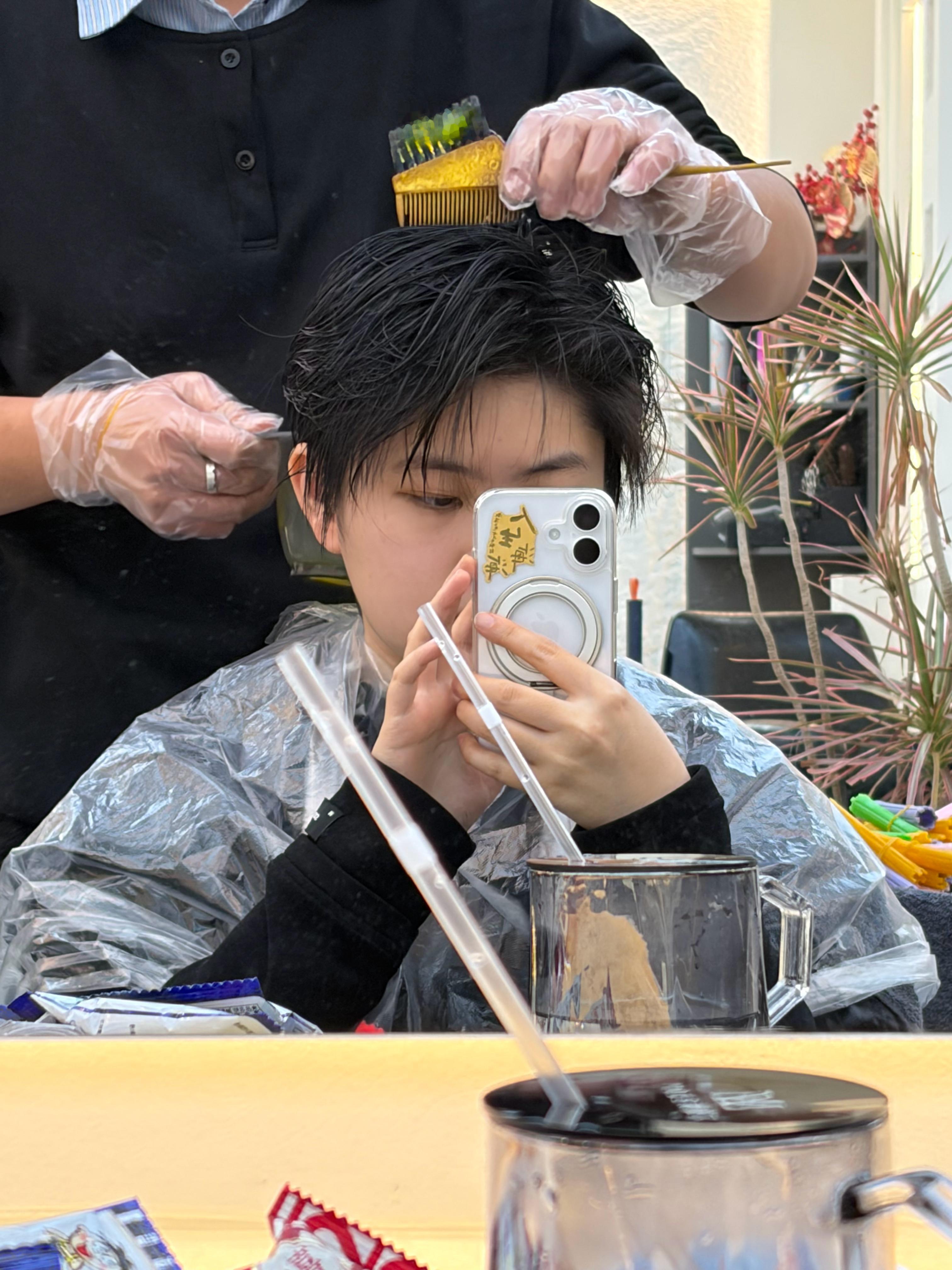 百忙之中抽出俩小时来烫个头发这个头近九百……很好奇能烫成啥样 