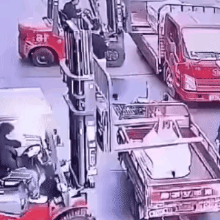 这究竟是叉车有问题，还是开叉车的人有问题，还是货物有问题？感觉这包货的分量特别重