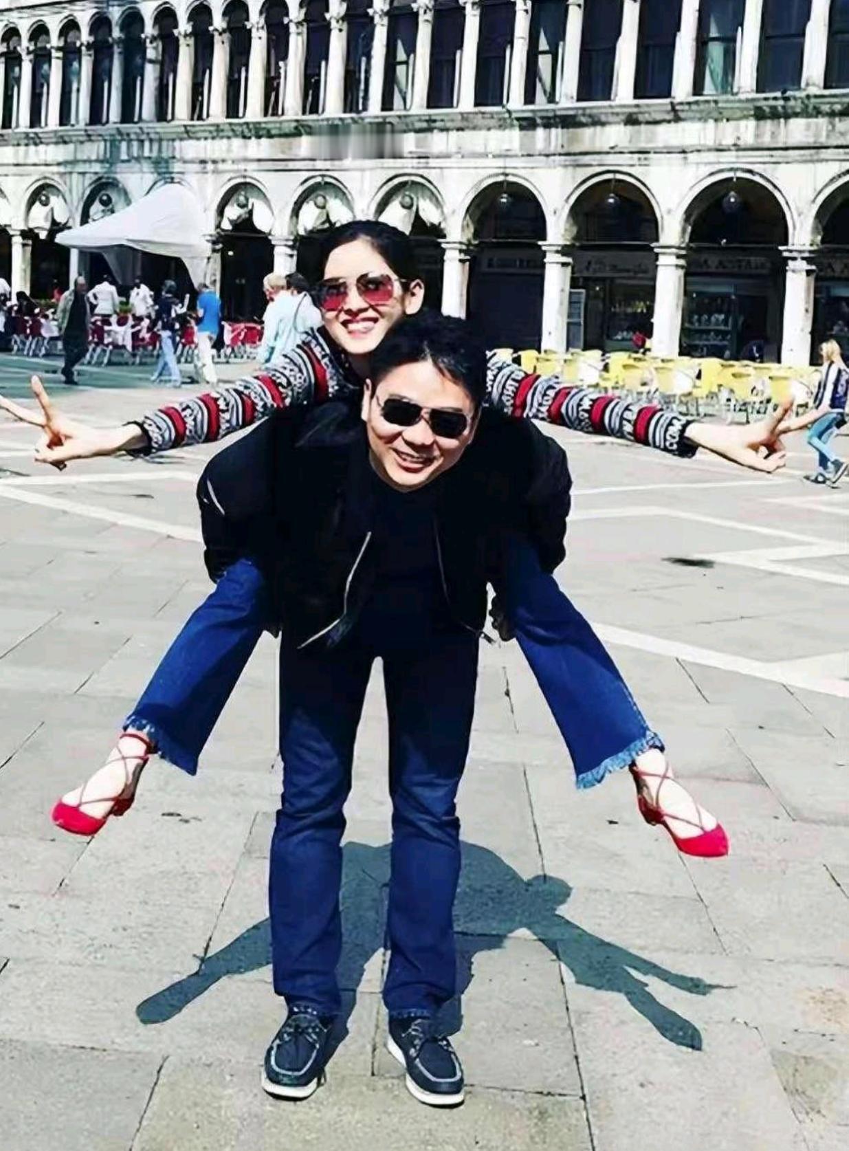 这会的刘强东三十八岁，章泽天十八岁，刚认识不久