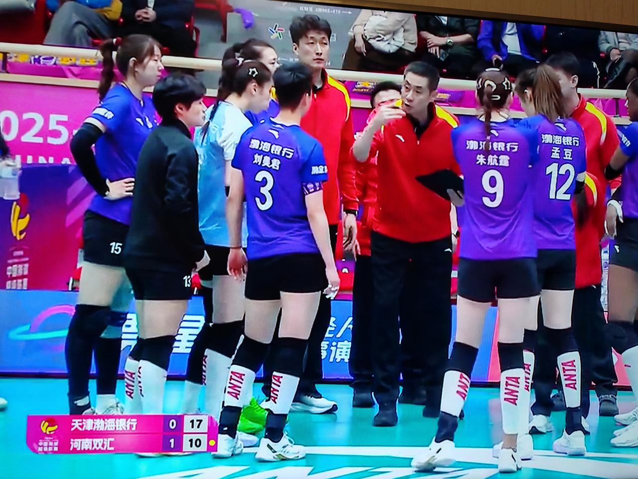 女排排超联赛第十七轮，天津女排对阵河南女排，第一局天津女排在15：11领先的情况