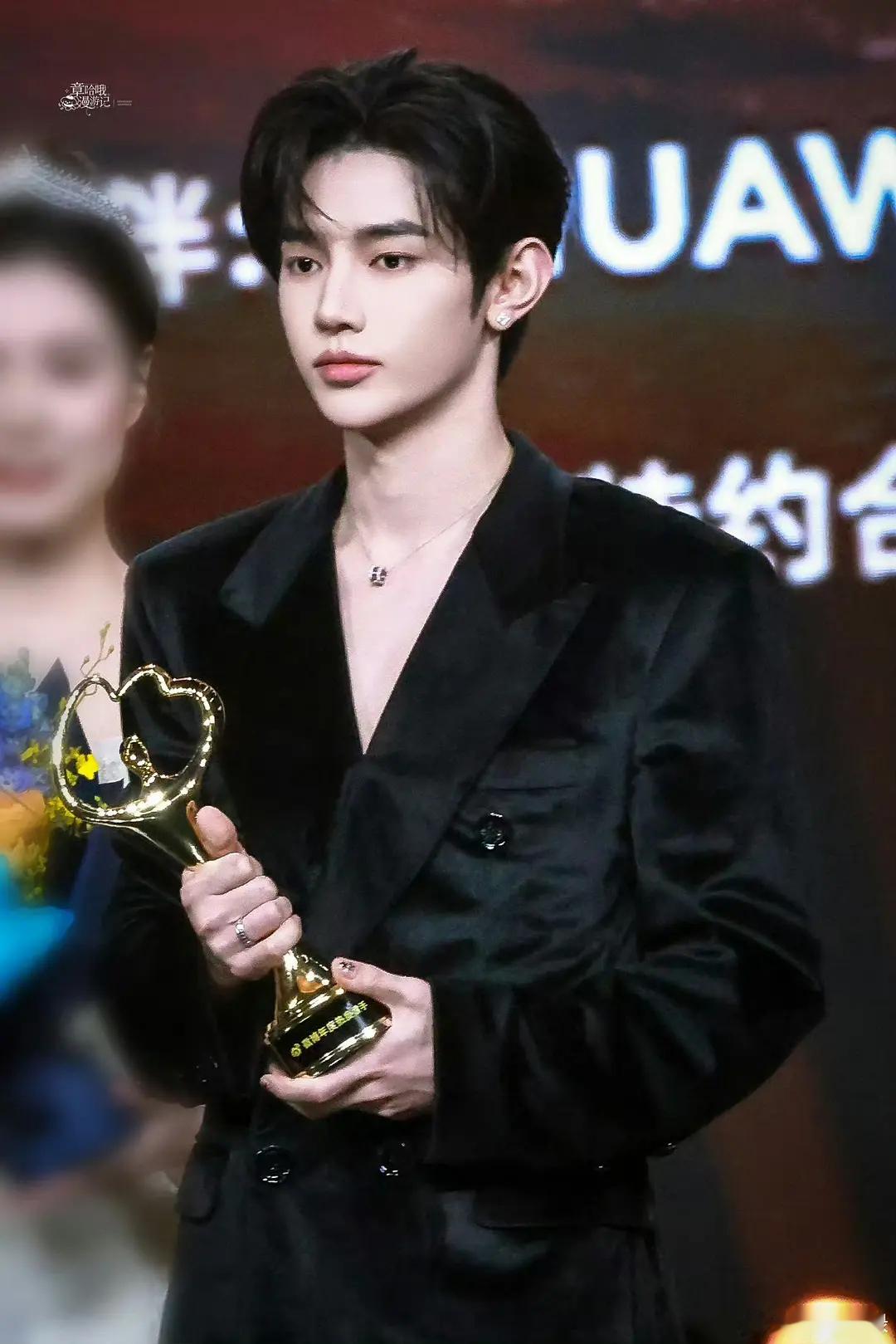 章昊昨天微博之夜活动推特万赞 深受外网好评 