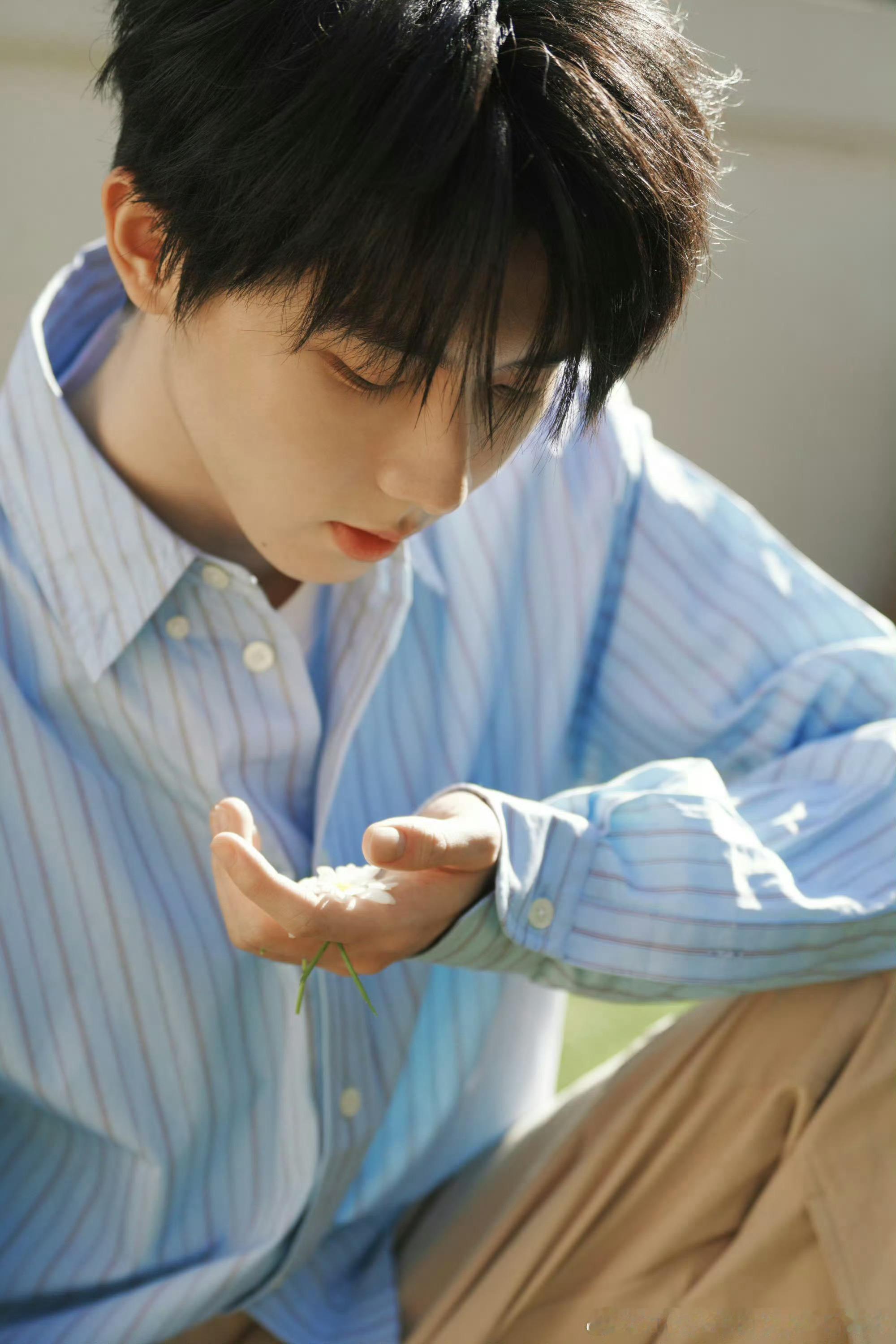 张子枫马嘉祺片场碎片这个《我们生活在南京》看起来大事很妙呀！期待和白杨见面呀～B