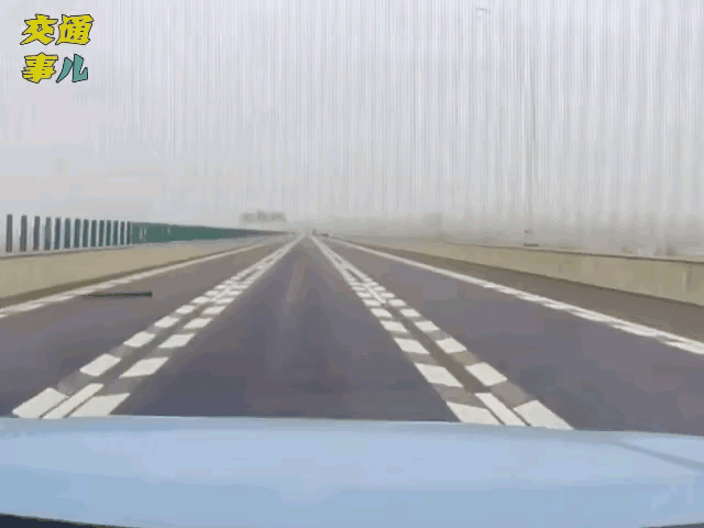 这开得好好的怎么就突然失控了呢？停应急车道的车辆真是冤啊。高速上风险无处不在，千