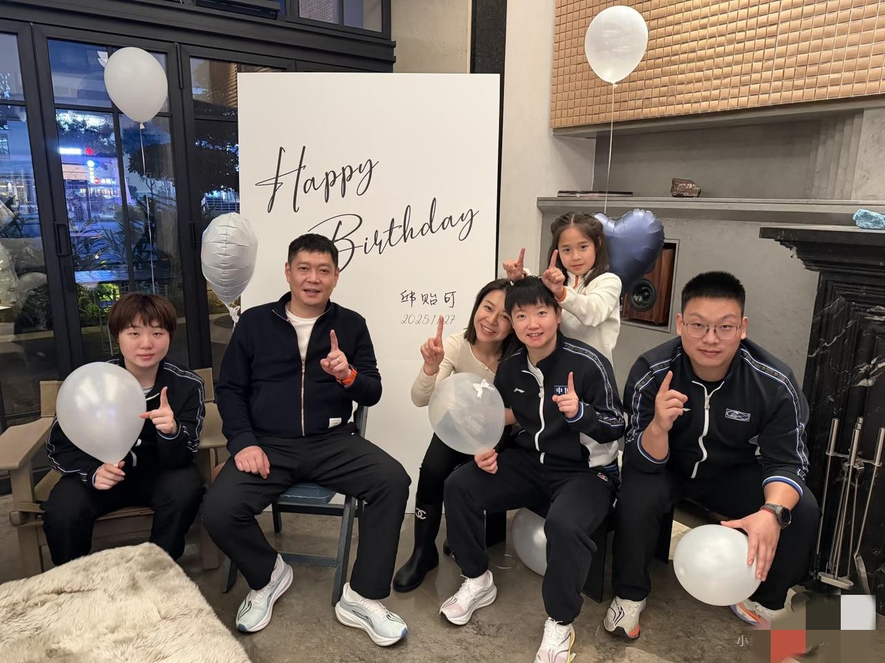 昨晚邱贻可过生日，
徒弟孙颖莎、蒯曼还有体能教练王翔到场祝贺。
coco女儿小豌