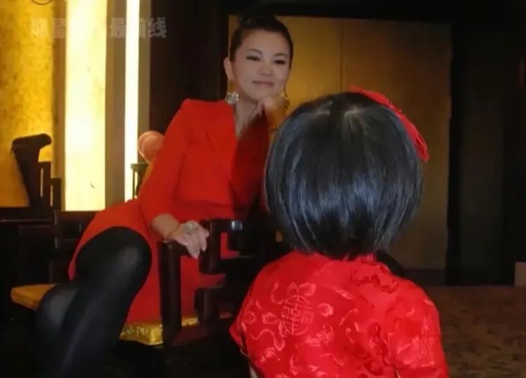[赞][赞][赞]说实话，我觉得有她这样的妈妈很幸福她说话真不是狂，是很有底气的