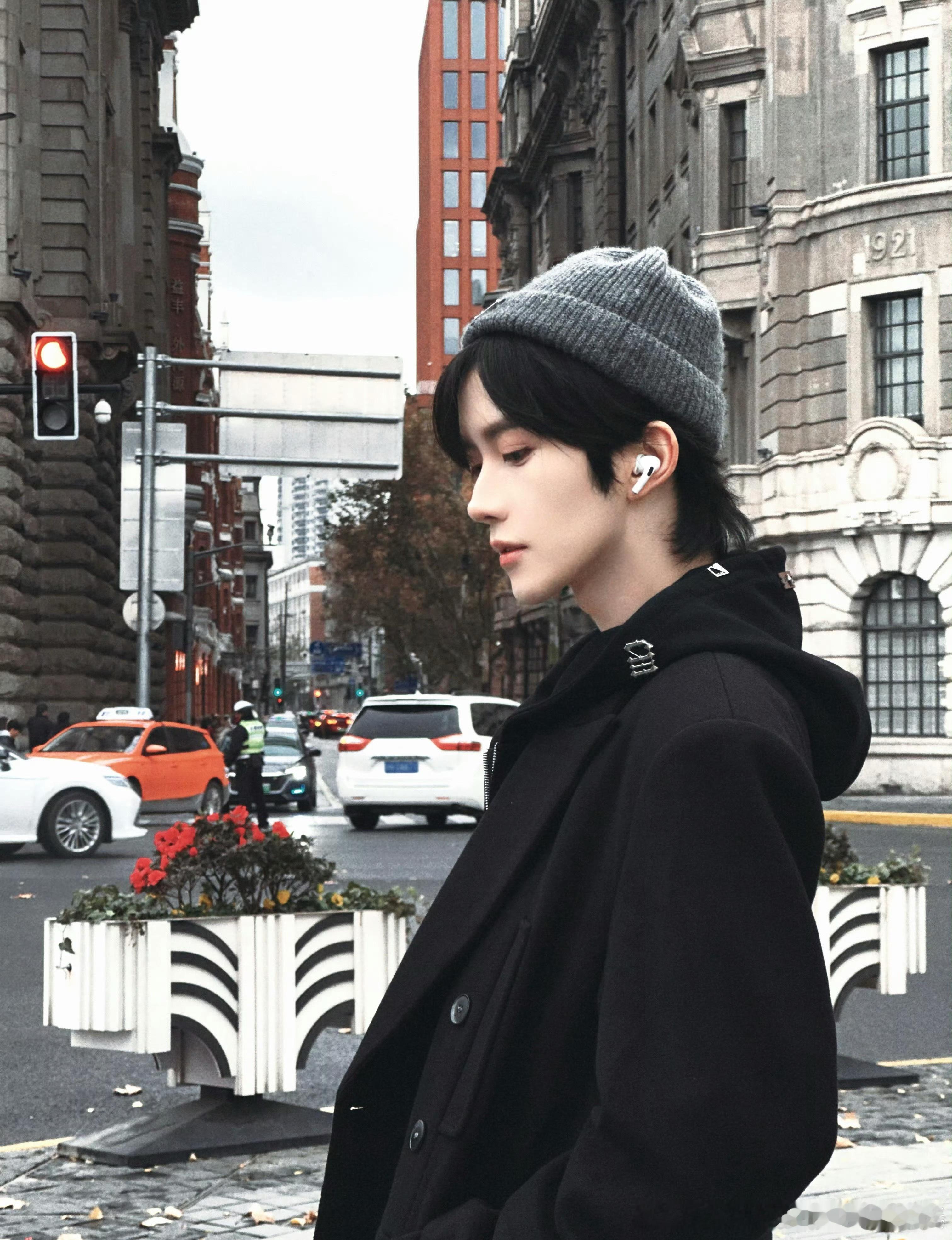 追光的路上 与其说陪你成长 不如说借你的明亮 照见了自己心中的旷野 