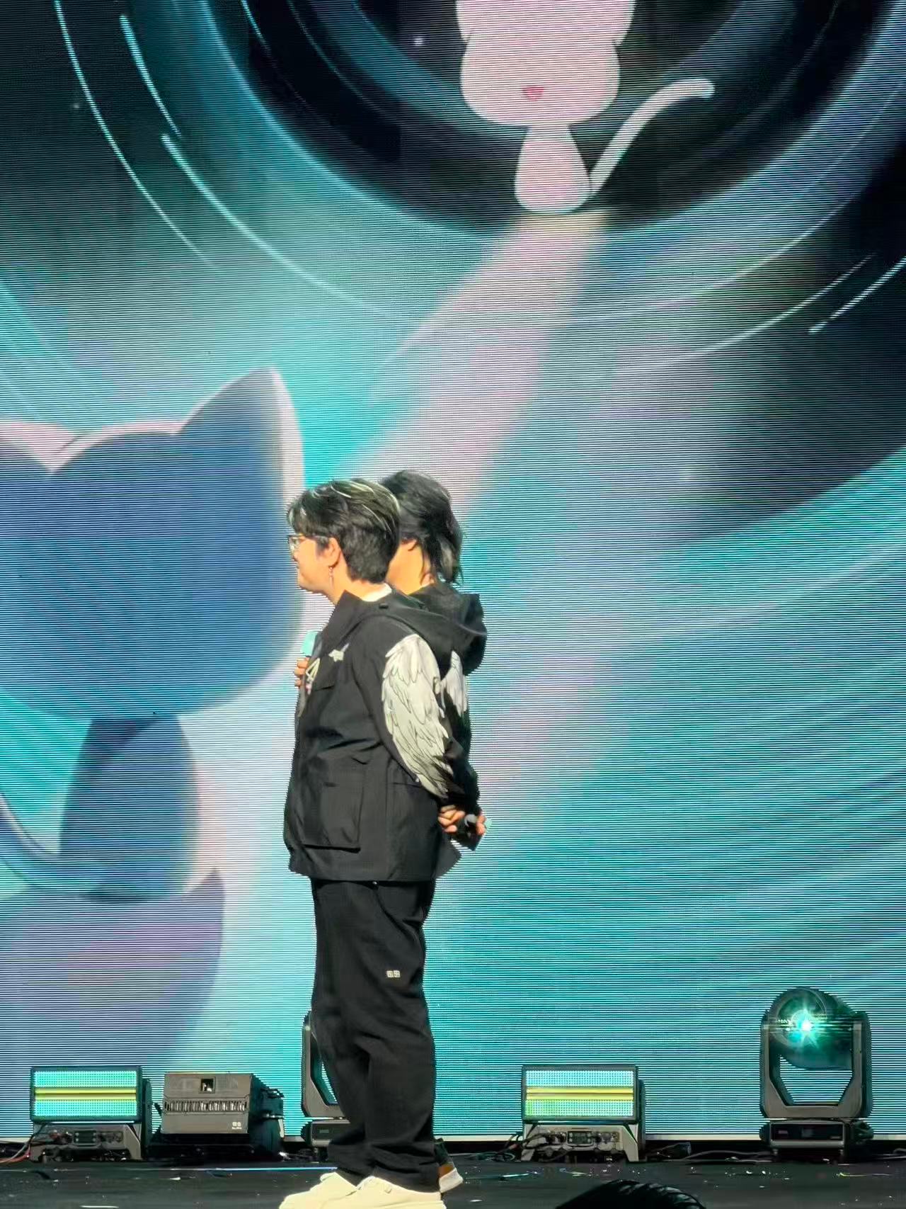 跨界联动太惊艳！简约潮范直击审美，细节设计藏满巧思，上身自带气场超吸睛。短暂相遇