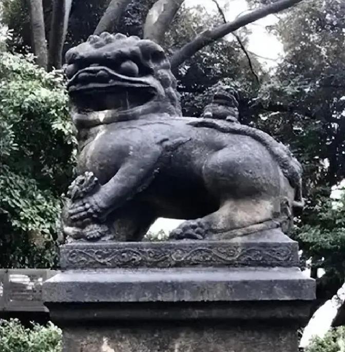 1300多年前，唐朝在东北边疆立下一块大石碑，叫唐鸿胪井碑，记录了朝廷派使臣册封