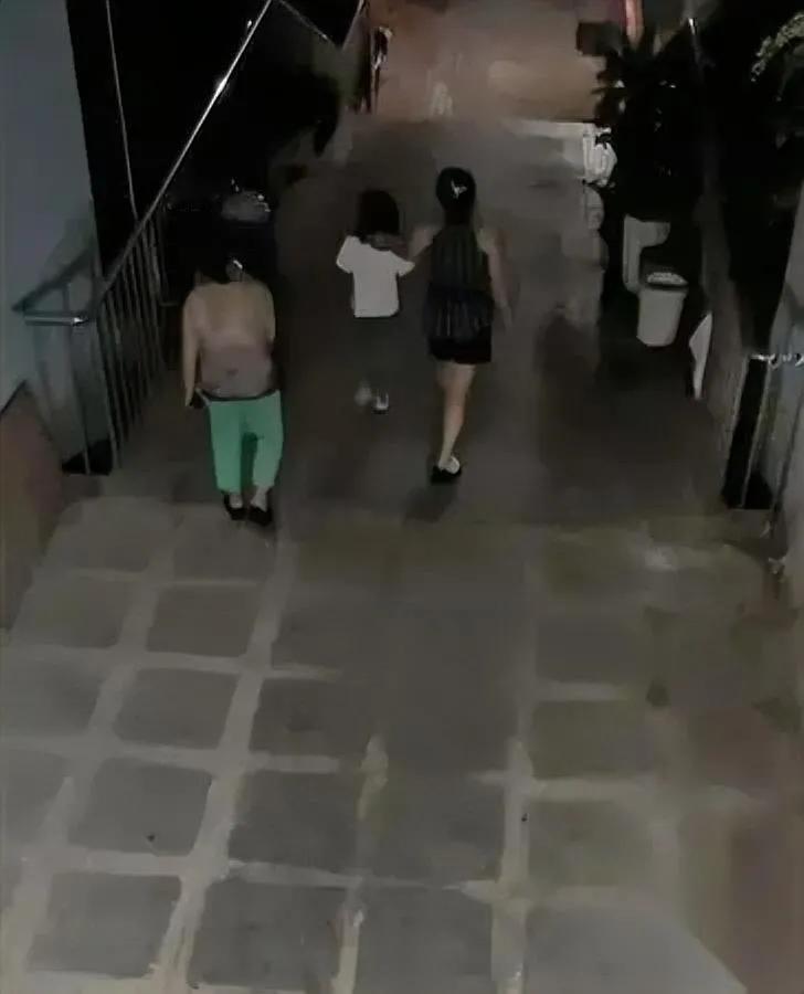 7岁女孩中秋未归

父亲竟在家中离世…

你能想象吗？重庆这名7岁女孩去同学家玩