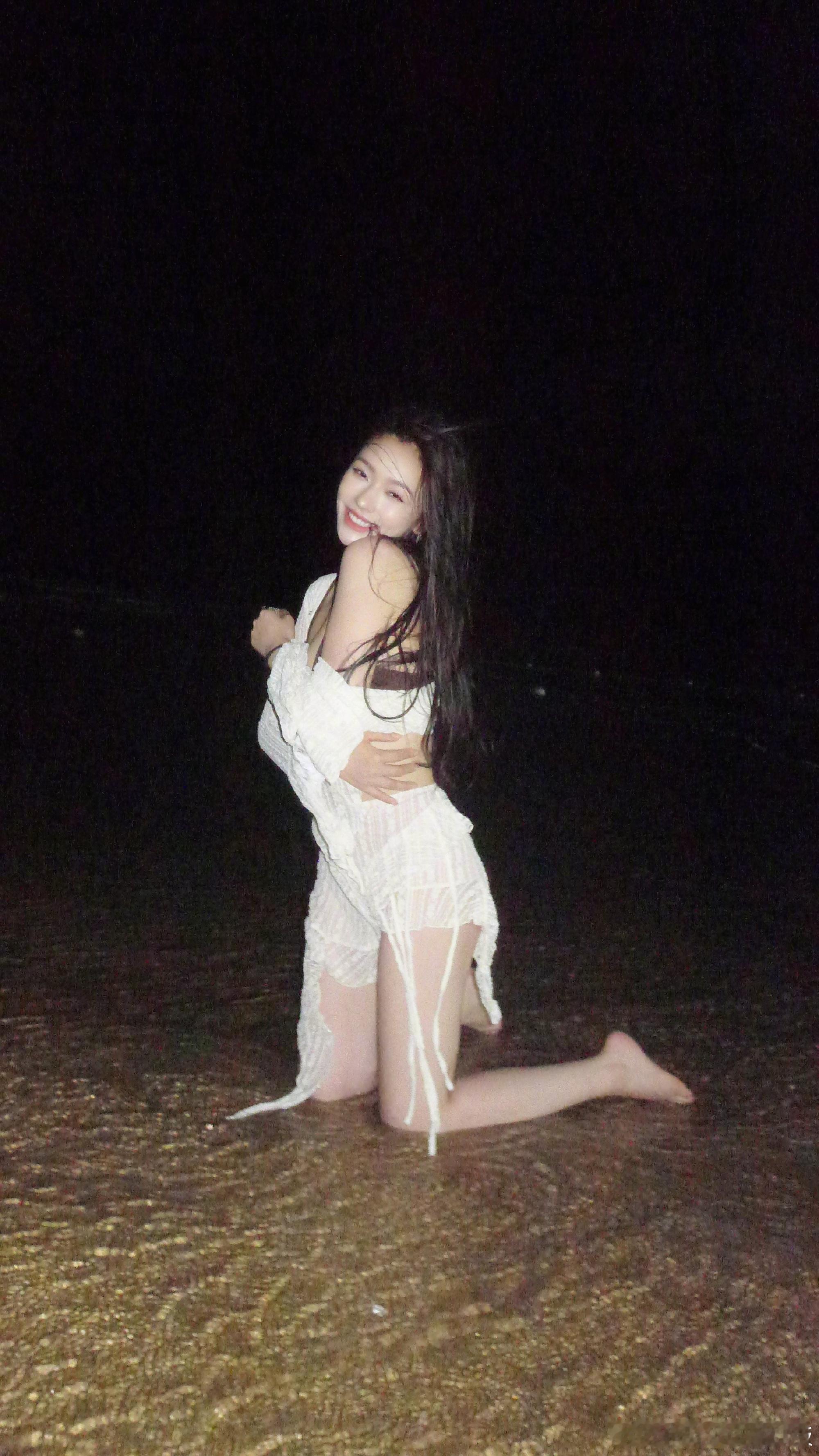 林允 海边泳装随拍🐚 